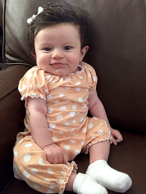 Bebé causa sensación por su abundante cabello